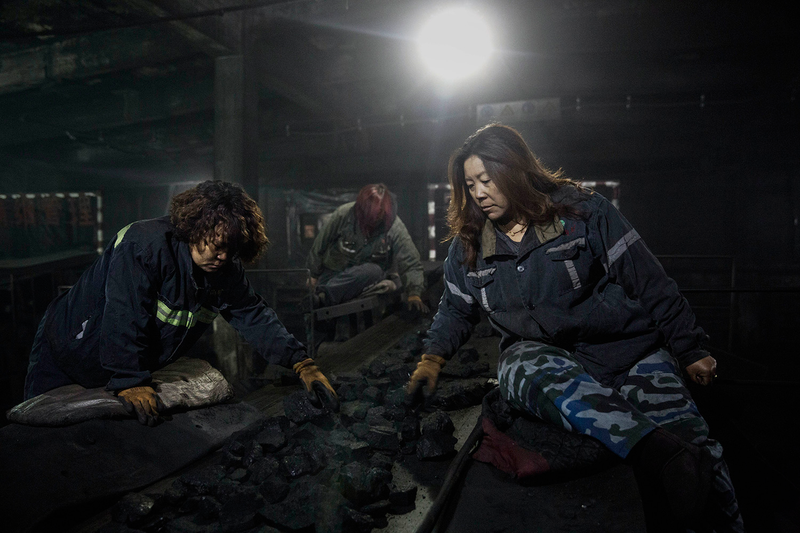Illustration for article titled Photographs Capture What Life is Like in One of the World's Dirtiest Pits
